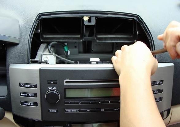 汽车音响拆装教程,比亚迪秦音响主机拆装教程