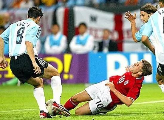 那些无时无刻不在努力练习跳水的足球巨星们