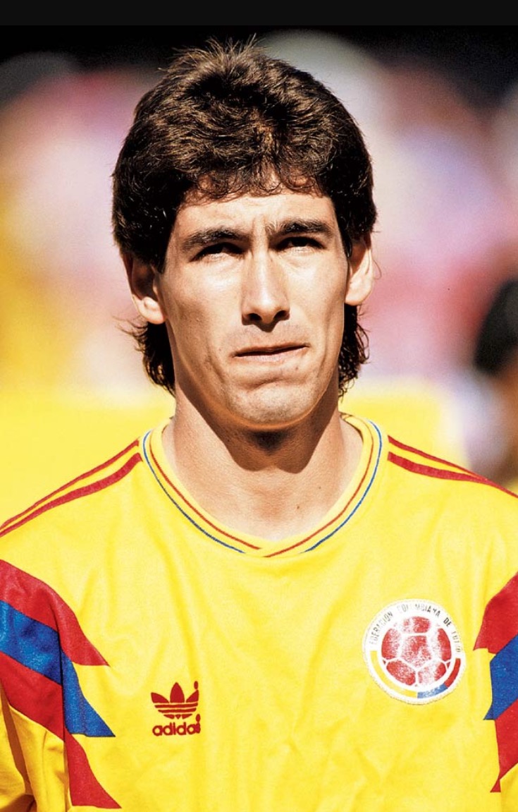 世界杯杀人事件：他踢了一个乌龙球，被射了12枪，总统出席葬礼