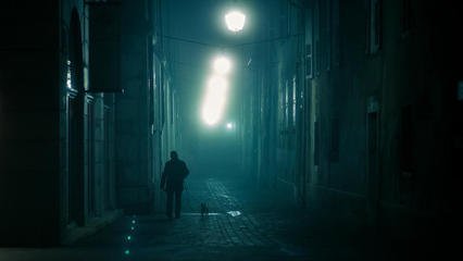 夜晚走路为什么不能回头看,晚上走路不能回头怎么回事