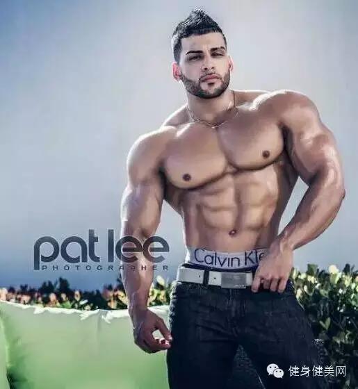 光头络腮胡肌肉男人,肌肉最猛而且非常帅的肌肉男