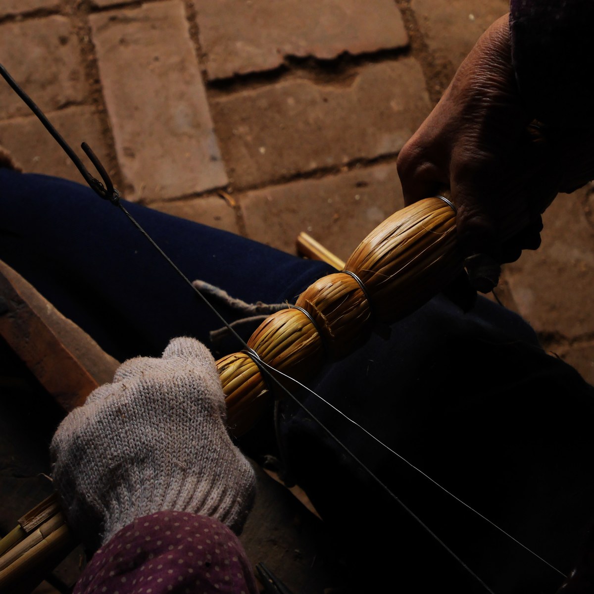 乡村里编竹筐手艺,民间技艺做笤帚