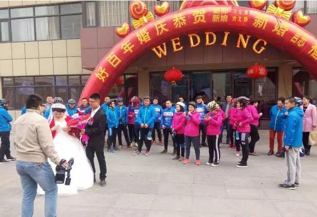 东阿小伙结婚,淮南小伙骑自行车接亲