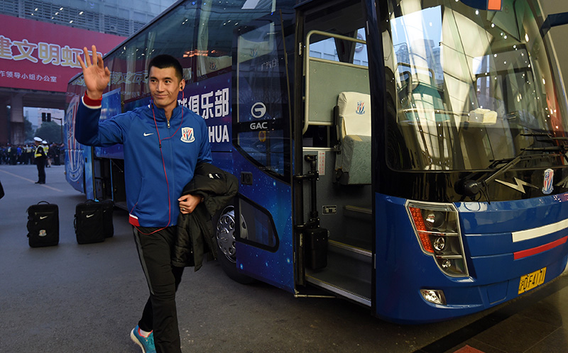 底蕴！申花首秀球迷热情迎接大巴虹口成蓝色海洋,图