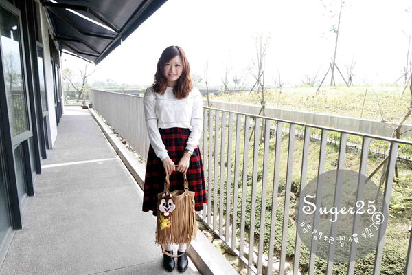 抢眼红色系碎花洋装+苏格兰红格裙,显瘦早春穿搭!