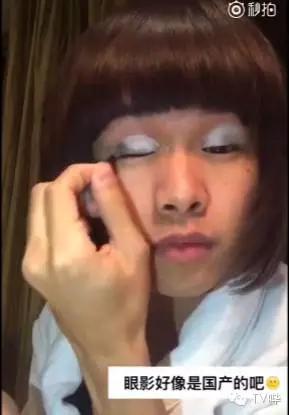 靠一只马克笔化妆为人间*物尤**！深扒网红艾克里里和他的娇喘助理！