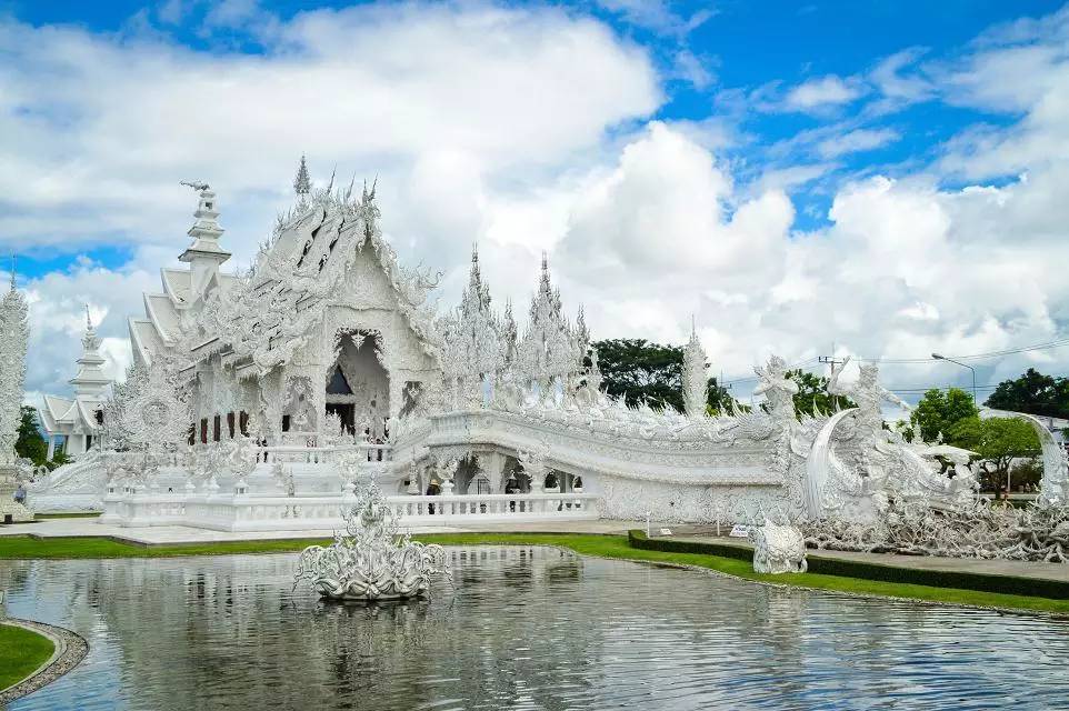 泰国清迈天灯节万盏天灯入夜空,清迈古城天灯