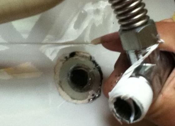 水龙头螺丝断在水管？老师傅教你一招，轻松拿出来