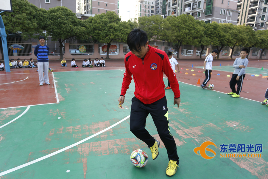 长安中心小学孩纸们好有福，“胡椒”亲自教踢波现场还有人开心到飞起