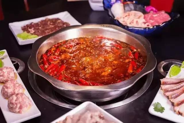 排队3个小时只为这顿网红火锅,单日排队8万人的火锅