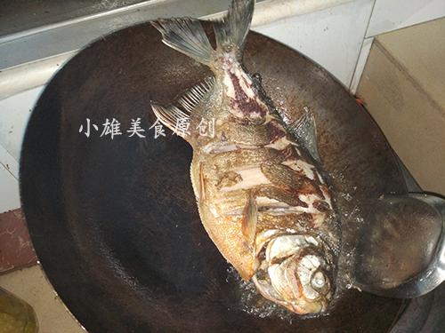 红烧鱼怎么煎好吃不破皮,农村大厨红烧鱼家常做法
