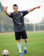 裁判2017年叫停比赛赶飞机,裁判拖延时间规则