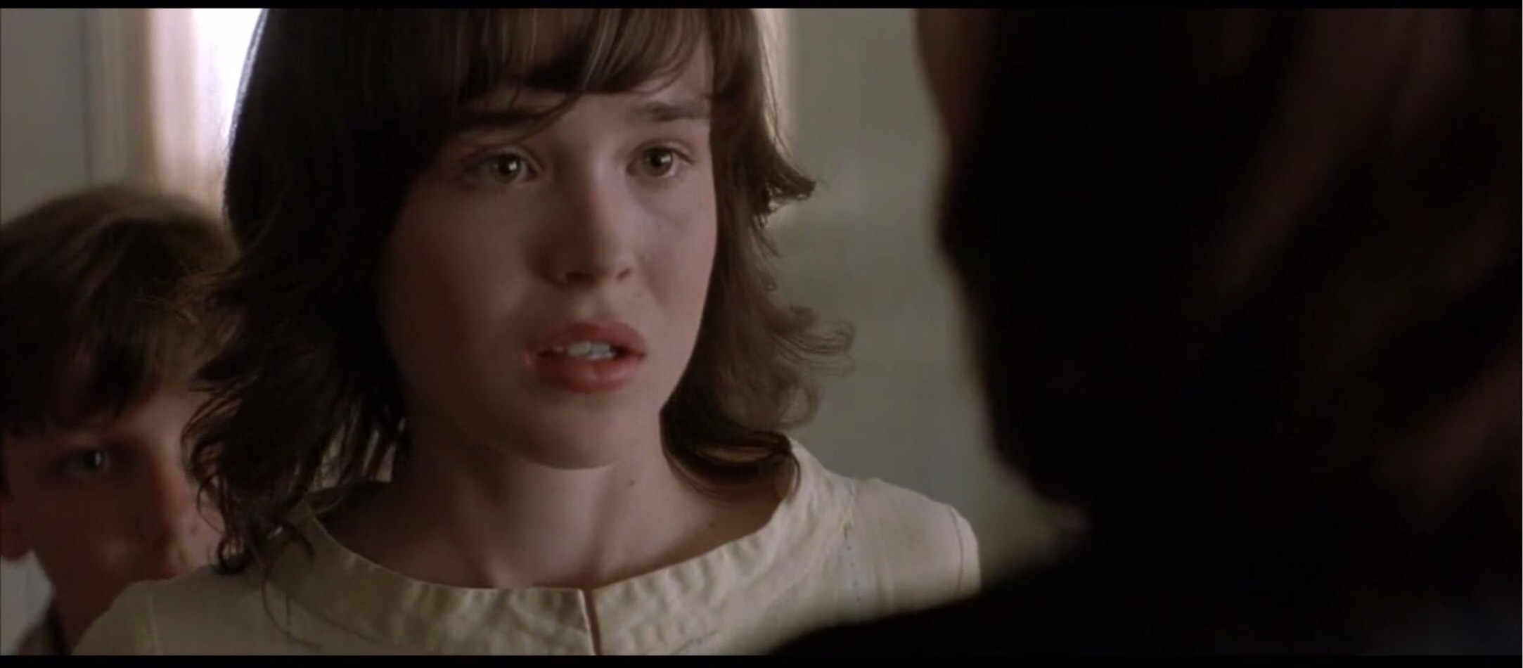 人性的丑恶在此刻一览无遗,人性是扭曲的不忍直视的