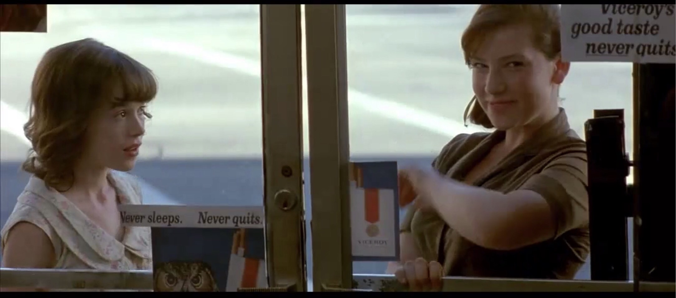 人性的丑恶在此刻一览无遗,人性是扭曲的不忍直视的