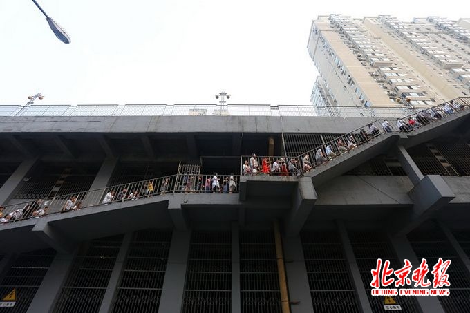 地铁四惠东站：每日数万人“爬天梯”穿行通惠家园坐地铁