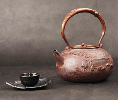 铁壶每天使用前都要清洗掉铁锈,铁壶的除锈和保养