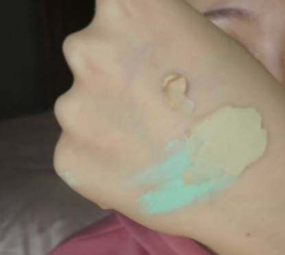 如何通过化妆遮掉脸上的痘印斑点？