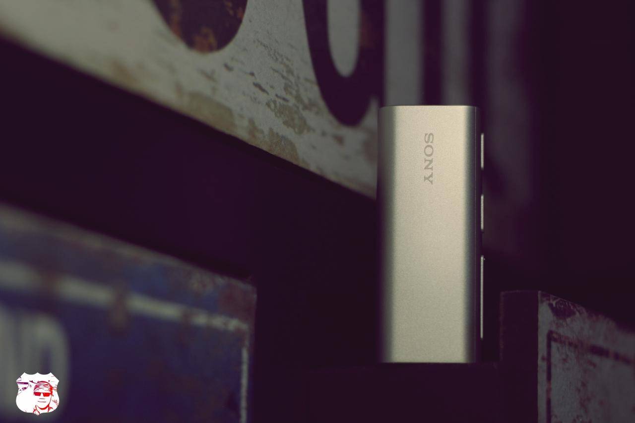 手握保温杯婴幼儿,手拿的保温杯