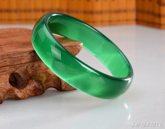 这9种长得很像翡翠的石头，价格很便宜，买错你就吃大亏