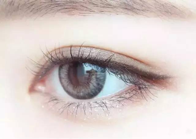 一个内双一个多眼皮眼妆教程,适合单眼皮内双眼妆正确画法