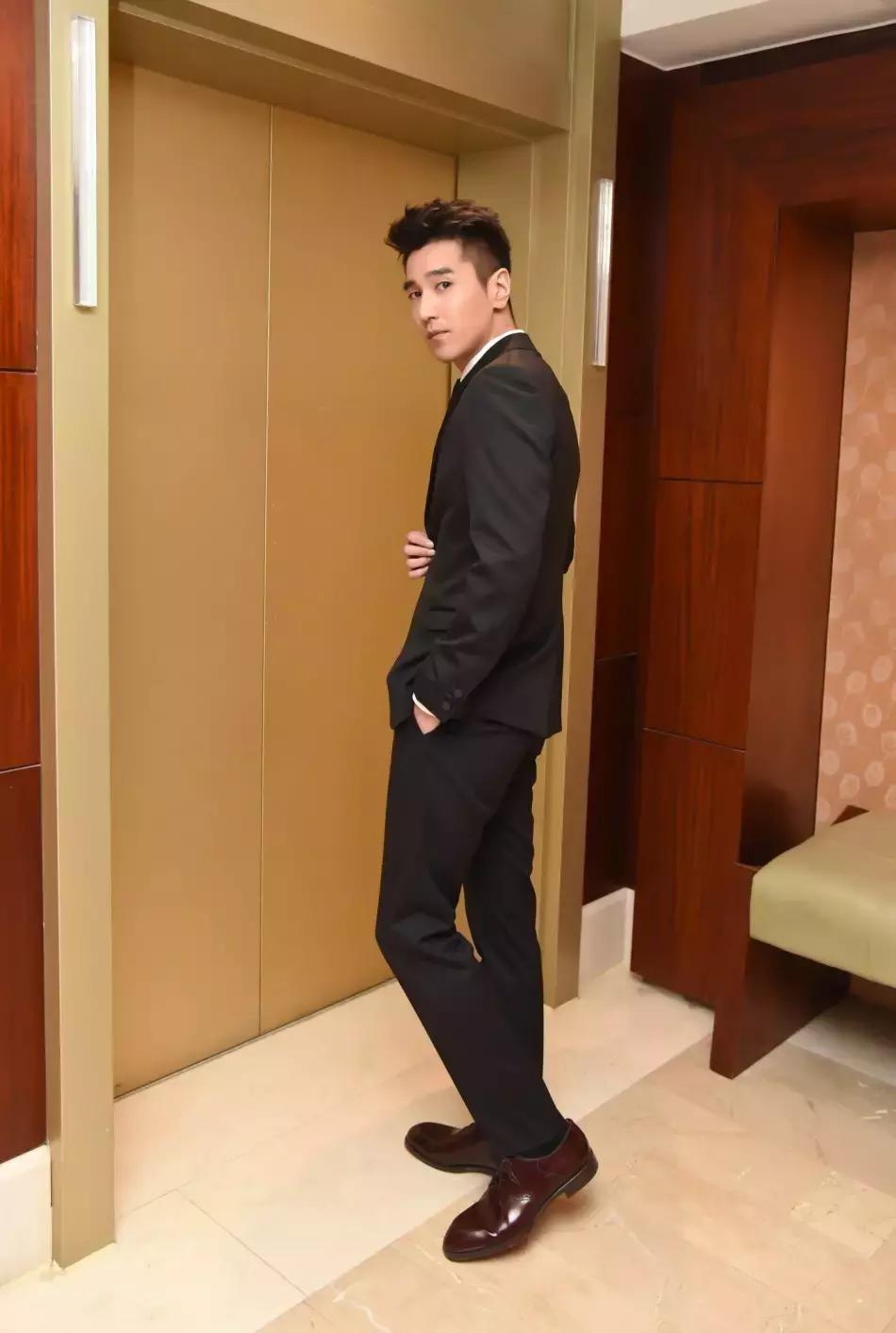 终于知道娱乐圈哪对CP爱撒狗粮了，隔着屏幕都闻到恋爱的酸臭味