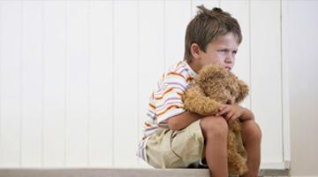 孩子以前很活泼上幼儿园内向了,孩子上幼儿园内向不合群怎么办