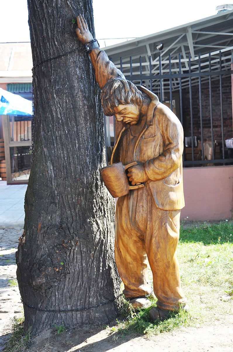 俄罗斯老铁冰天雪地喝伏特加,老俄爱喝伏特加