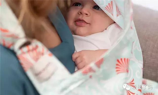 年轻妈妈当众哺乳被乘客指责,年轻妈妈当众哺乳遭讽刺