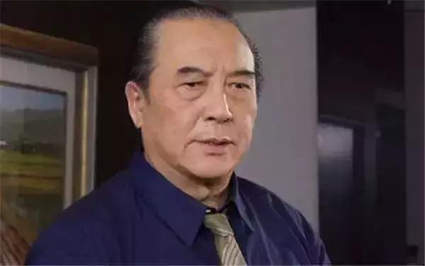 他们曾经是周星驰老爸，各个都是影坛大咖，现已去世大半