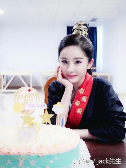 杨幂深情发文感谢粉丝陪伴,杨幂早期微博对于感情的态度