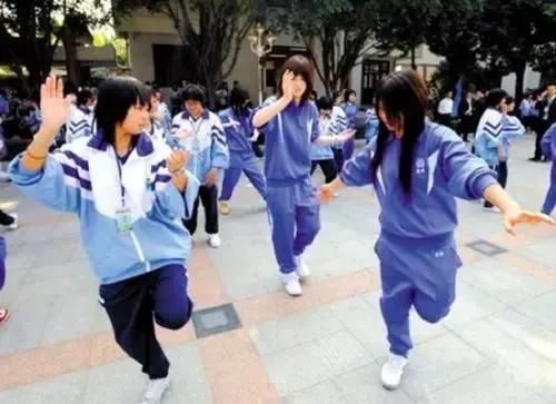 开学第一天怎么穿校服更好,开学了熊孩子开心了