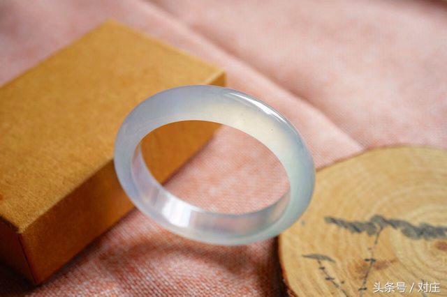 3万块钱买的手镯只值1万可以退吗,如何挑选翡翠手镯及保养