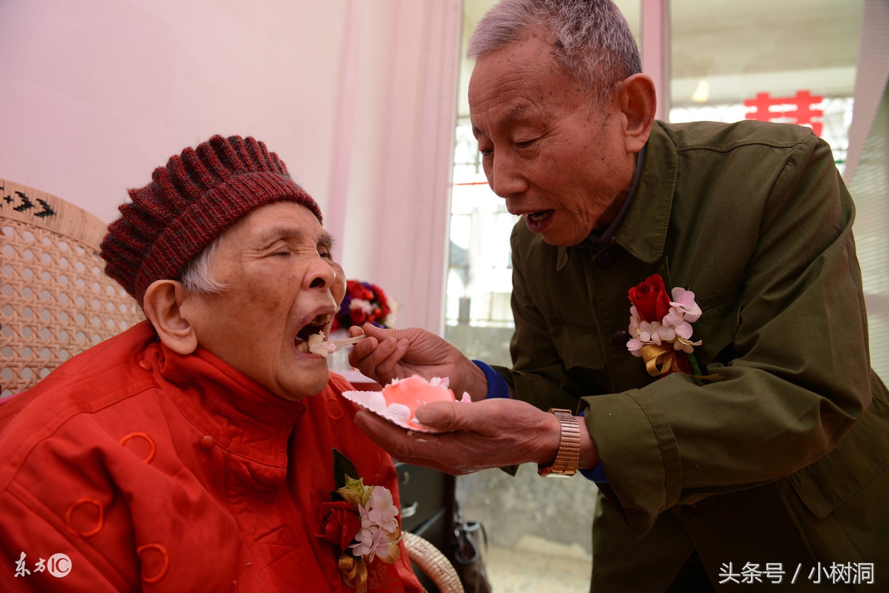 一对老人的爱情视频,一对老人令人羡慕的爱情