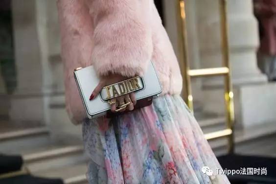 迷你小肩包,现在还流行小皮包包吗