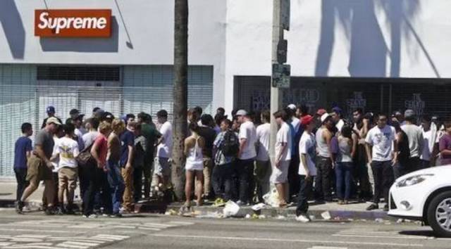 够拽丨Supreme抢货机器人，让这些哥们赚了一个亿