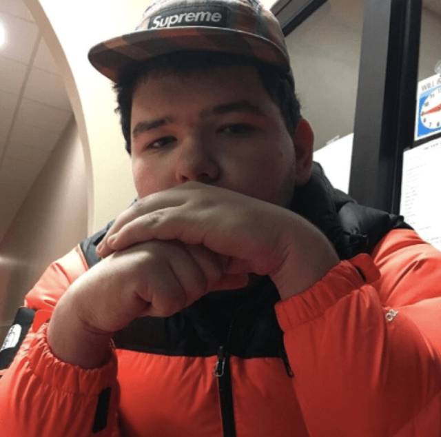 够拽丨Supreme抢货机器人，让这些哥们赚了一个亿