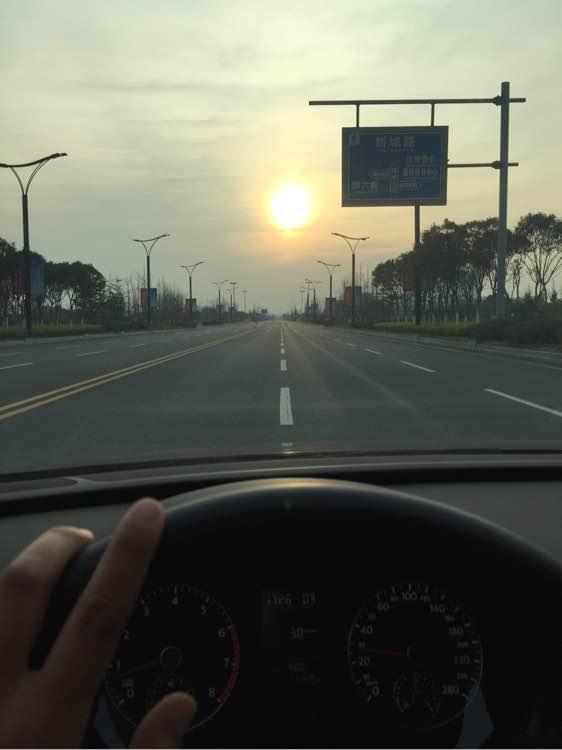 上班绑鱼钩，午休去钓鱼，因为工作耽搁了钓鱼，太不值！