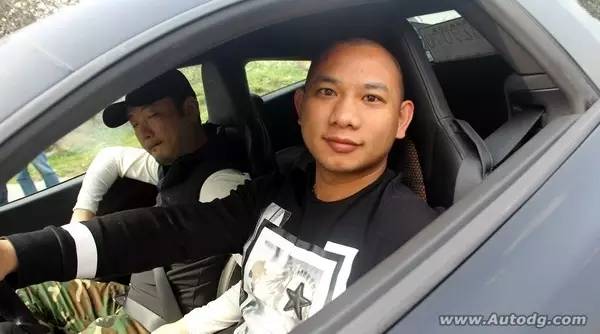 趁女神都去聚会黎Sir偷偷带网友去松山湖约跑!