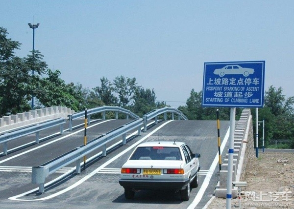 半坡起步上坡时怎么才能不熄火,半坡起步怎么熄火不会溜车