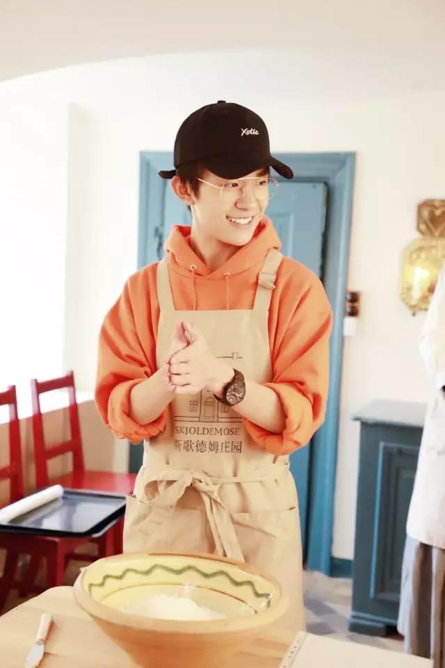 易烊千玺最新时尚封面,16岁易烊千玺直播回放