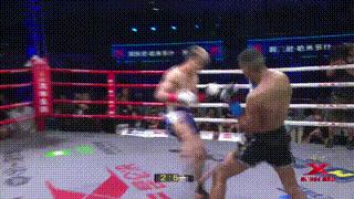 中国小伙惨被2次踢裆直打滚，打急眼铁腿狂扫踢瘸世界名将