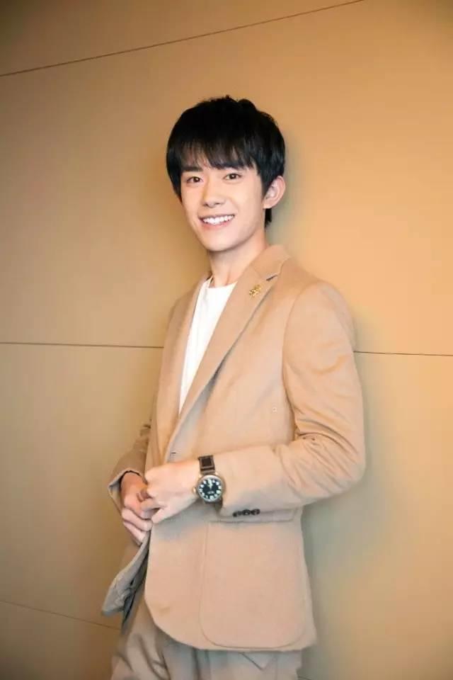 易烊千玺最新时尚封面,16岁易烊千玺直播回放