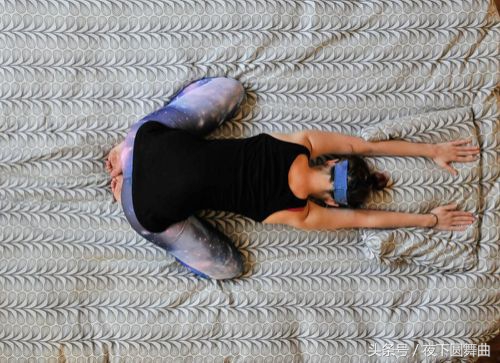 早上起床背痛活动后缓解,早上起来后背疼痛怎么缓解