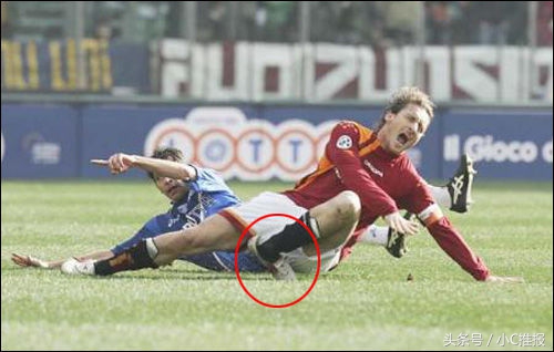 足球场上令人毛骨悚然的受伤场面,足球受伤恐怖瞬间剪辑