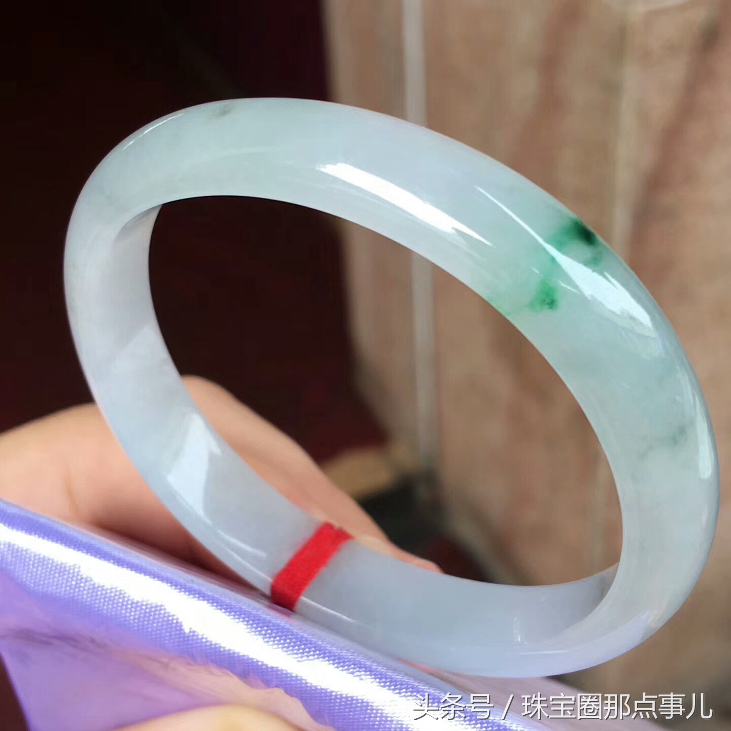 万元左右的玉手镯值得买吗,万元左右的翡翠镯芯料