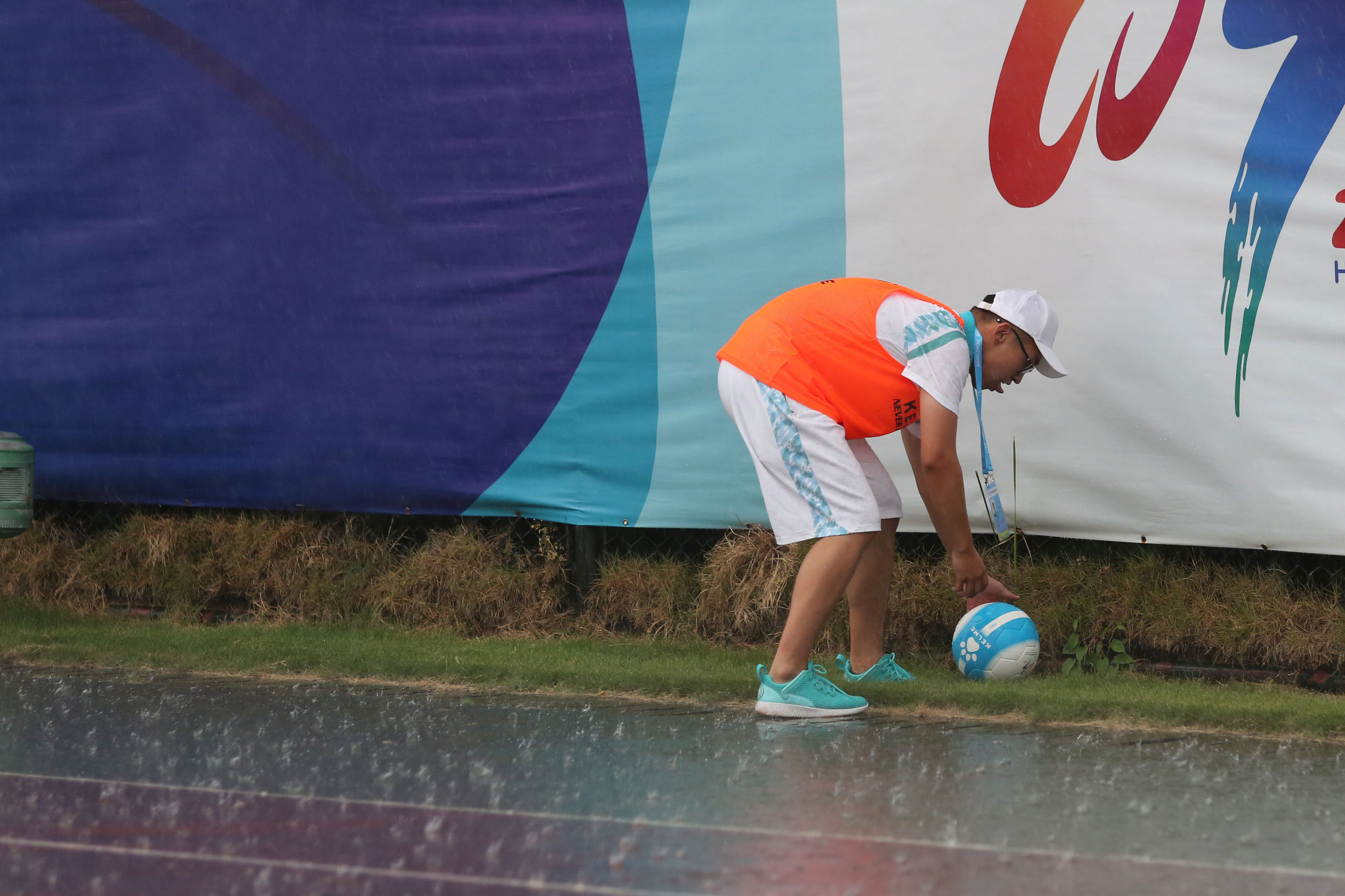 谢震业突破10秒夺冠,女子足球比赛片段