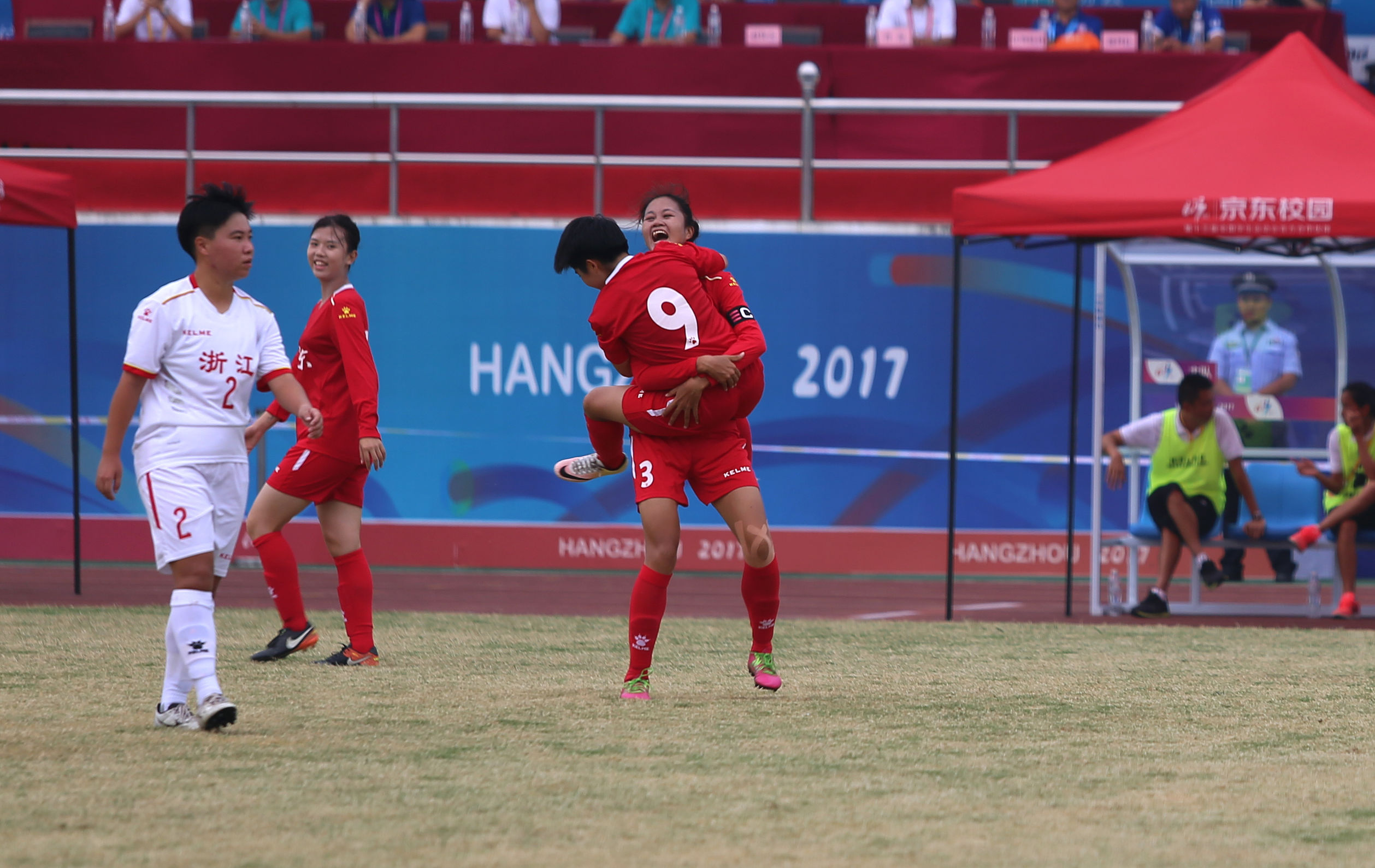 谢震业突破10秒夺冠,女子足球比赛片段