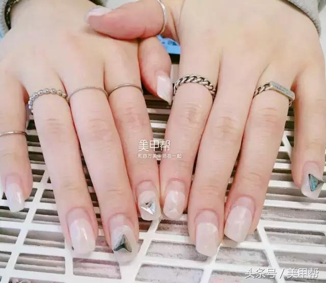 一般做美甲多久去卸甲,为什么美甲店都建议30天卸甲