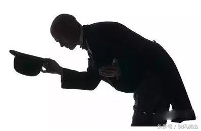 董卿三次下跪礼仪素养,董卿下跪采访表现了什么品质