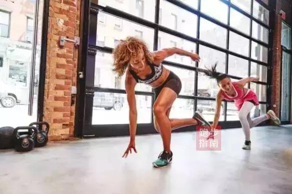 女性在家运动健身,在家做的健身运动